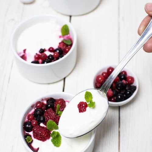 2-Ingredient Low Carb Yogurt 4 Here's a low carb yogurt is extremely easy to make and very low in carbs! This recipe has only 2 ingredients and only 3g carbs for half a cup. That's insane!! www.lowcarbspark.com via @lowcarbspark #lowcarbyogurt #yogurt