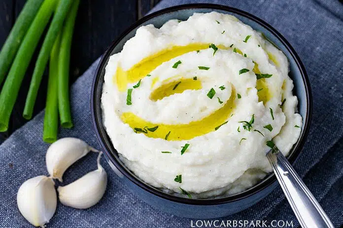 Cauliflower mashed potatoes are the best alternative to regular mashed potatoes. It's effortless to make, low in calories, low in carbs and needs only 5 ingredients. It's very simple to transform it into a vegan or paleo-friendly recipe. Perfect as a healthy side dish, with gravy for Thanksgiving or for Christmas. www.lowcarbspark.com | @lowcarbspark