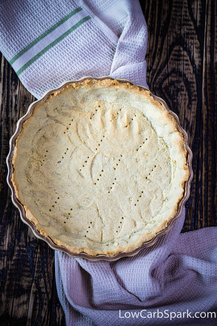 On my blog, you can find a coconut flour pie crust that's also extremely easy to make and perfect for desserts such as my famous keto pumpkin pie or sugar-free silk pie.