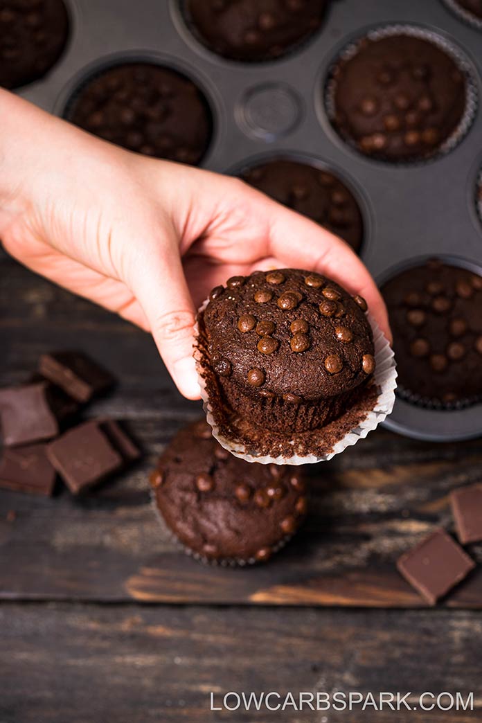 These perfectly moist and rich muffins need only a few low carb ingredients. All the ingredients are grain-free and sugar-free. You'll love these almond flour keto chocolate muffins. 
