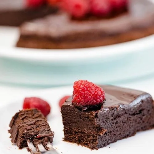 Flourless Chocolate Cake 8 This decadent gluten-free flourless chocolate cake recipe is naturally keto and sugar-free. Make it for any special occasion when you want a sugar-free fudgy flourless cake.