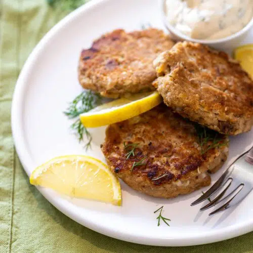 Keto Tuna Cakes with Lemon Dill Aioli 9 These keto tuna cakes are made with juicy canned tuna and served with a delicious lemon dill aioli sauce. They are super easy to make, ready in 20 minutes with simple ingredients. Plus, these tuna patties are gluten-free, sugar-free, and grain-free.