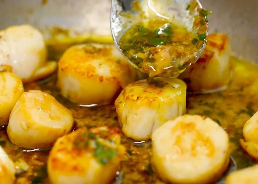 Seared Scallops With Garlic Lemon Butter Sauce 6 cover the scallops in sauce