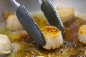 Creamy Pan Seared Scallops with Lemon Garlic Sauce 12 how to make Creamy Garlic Scallops3