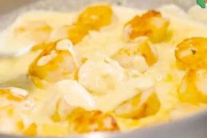 Creamy Pan Seared Scallops with Lemon Garlic Sauce 15 how to make Creamy Garlic Scallops7