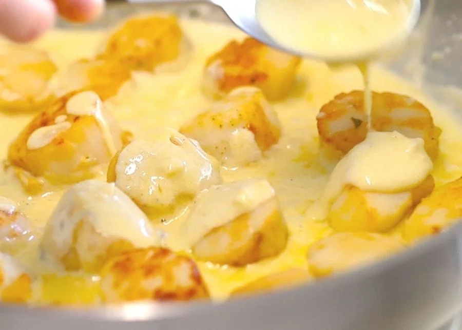Creamy Pan Seared Scallops with Lemon Garlic Sauce 6 pour sauce over the scallops