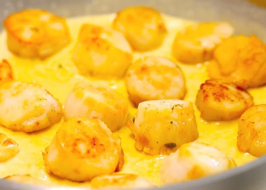 Creamy Pan Seared Scallops with Lemon Garlic Sauce 5 return scallops back to the pan