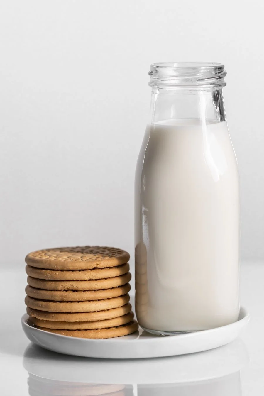 Is Milk Keto? Carbs in Milk + Keto Milk Alternatives 2 milk on a keto diet lowcarbspark