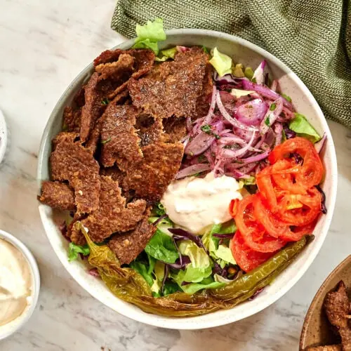 Viral Doner Kebab 15 Healthy viral doner kebab bowl topped with shaved seasoned meat, crunchy vegetables, pickled onions, and a keto-friendly garlic sauce.