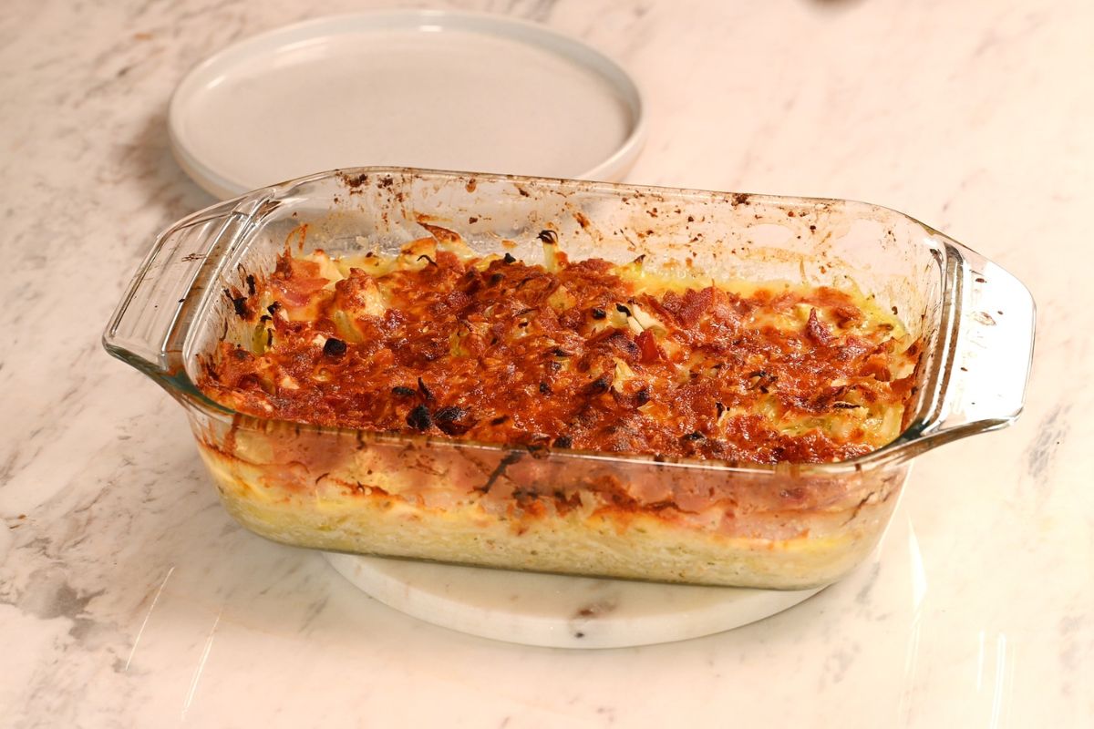 Chicken Alfredo Cabbage Bake 7 Freshly baked Chicken Alfredo Cabbage Bake with golden cheese, crispy bacon, and creamy Alfredo sauce.